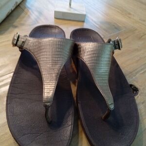 Fitflop Size 8 Stylish "The Skinny" Metallic Bronze T-Strap Sandals